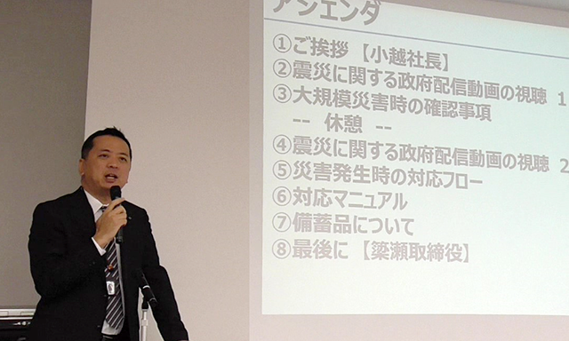 タカラトミーマーケティング全社員が参加する方針発表会でBCPを説明(タカラトミーマーケティング小越社長)
