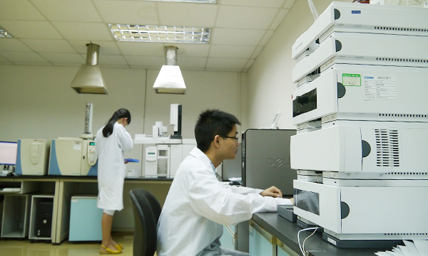 各種の検査装置を使用した社内検査