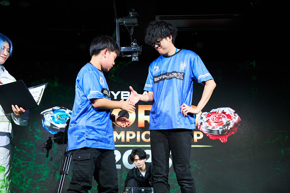オープンクラス大会試合の様子 左:ユ・ハジュン選手(ソウル大会選出) 右:おまんじゅうキング選手(東京大会選出)