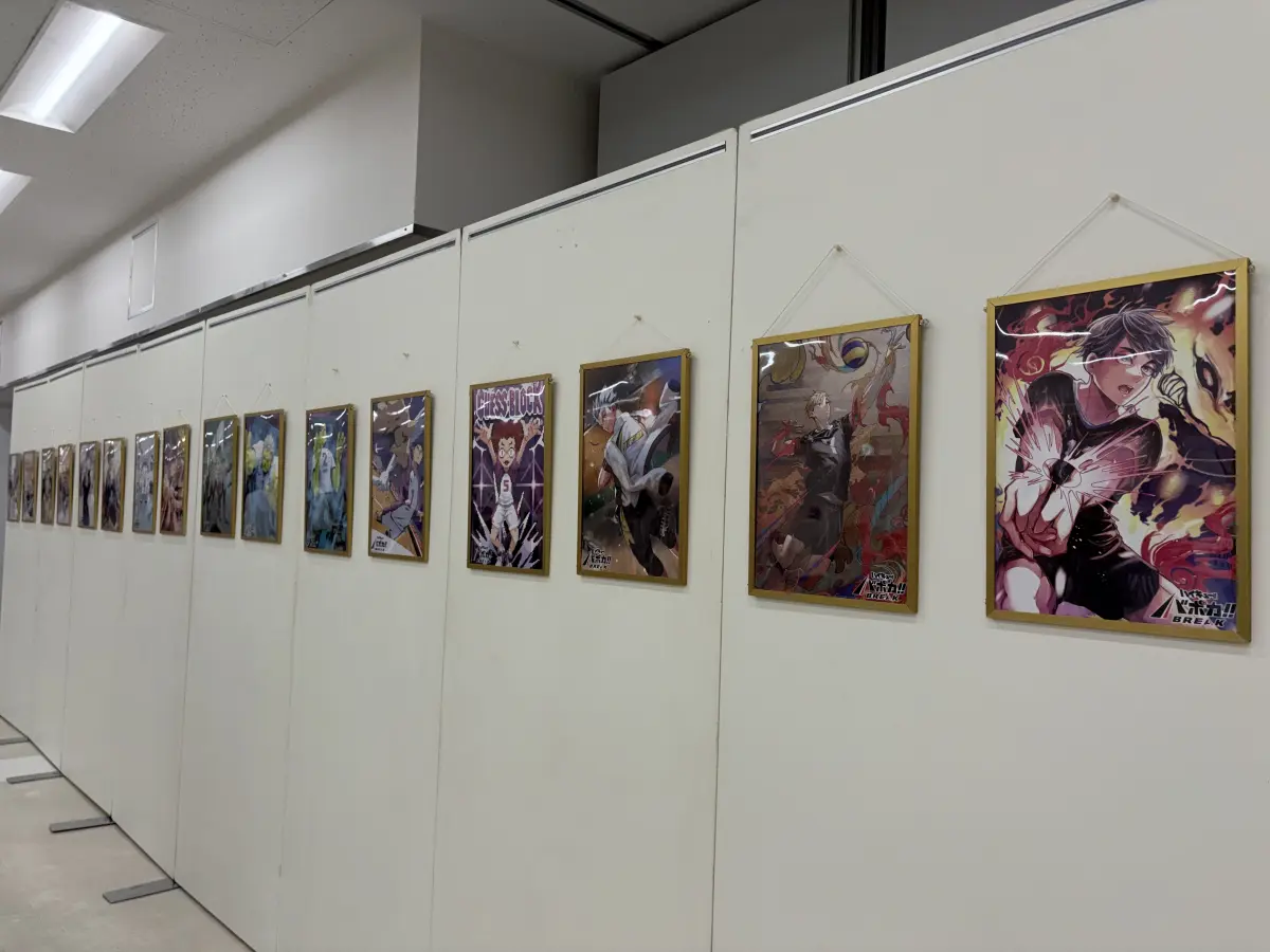 各アーティストが手がけた個性的なイラストの数々！16枚がズラリと並んだ姿は、まさに圧巻…!!