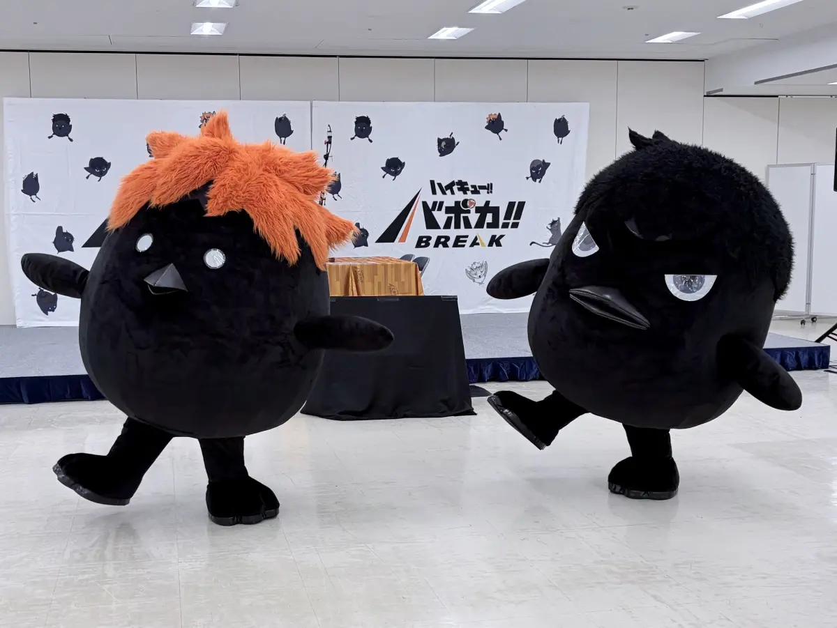 シンクロ歩きをしながら登場したヒナガラスたち！２羽が歩くだけでも歓声が上がった!!