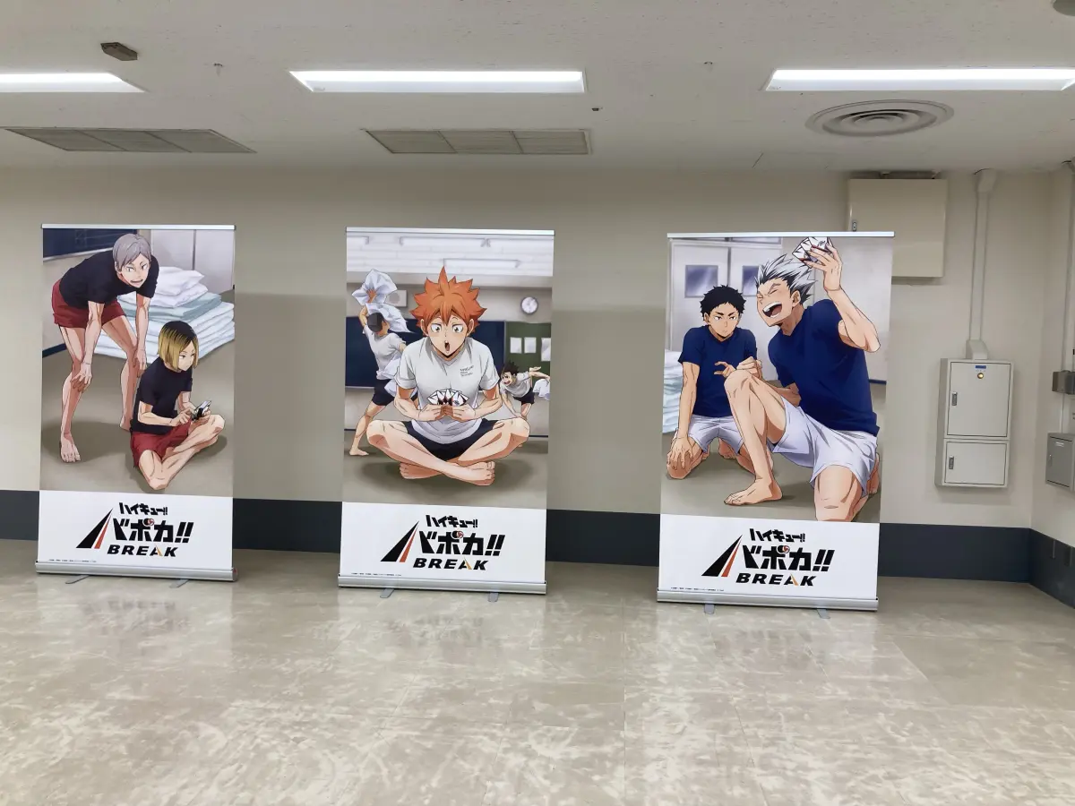 ジャンプフェスタ2026で配布されたプロモーションカードのイラストを使った布製ポスターが目を引く！